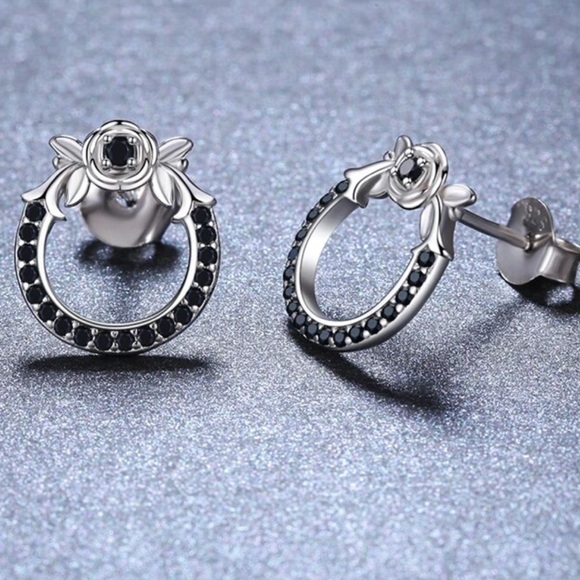 🌟 Sterling Silver Circle Stud Earrings - Picture 2 of 4